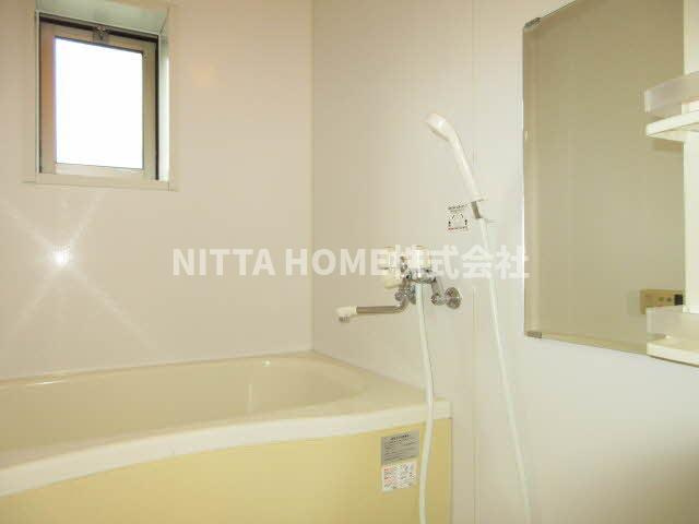 コート　パルＡ・Ｂの浴室|独立している浴室は小窓付きです＊