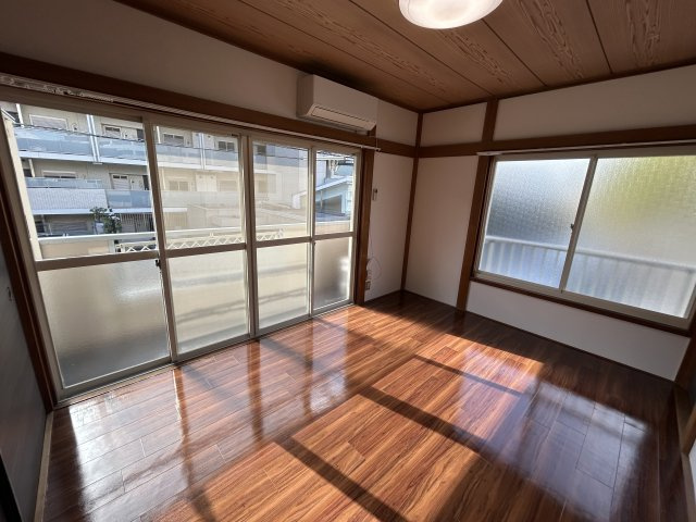 藤香ハイツの洋室|南向き・2面採光で日当たり良好♪