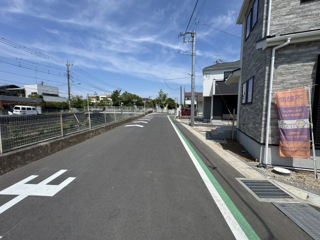 松戸市栄町８丁目新築戸建【旭町小学校：5分】の前面道路含む現地写真|東側前面道路・幅員約6ｍ