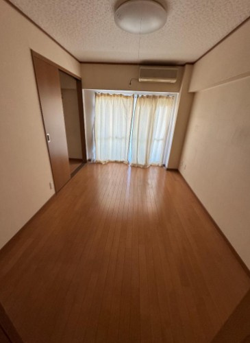 【洋室】 | 高島平サンパワー | バルコニー付きの洋室です。窓からの眺望もよく、遠方まで見通すことができます！