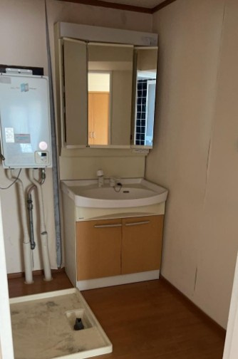 【独立洗面台】 | 高島平サンパワー | 広々としたパウダールームの延長に洗髪洗面化粧台があります。