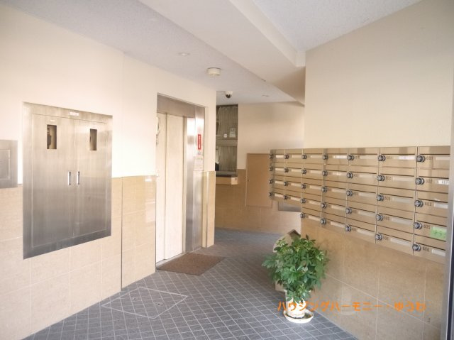 【その他共用部分】 | 高島平サンパワー | タイル調のエントランス内となります。