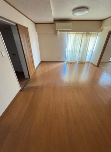 【居間・リビング】 | 高島平サンパワー | 明るく開放的な空間が広がるLDK。室内には豊かな陽光が注ぎ込み、爽やかな住空間を演出。