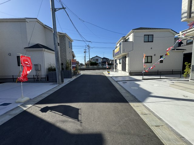松戸市栄町８丁目新築戸建【旭町小学校：5分】の前面道路含む現地写真|南側前面道路