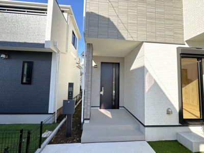 【エントランス】 | 松戸市栄町８丁目新築戸建【旭町小学校：5分】 | エントランス・玄関ポーチ