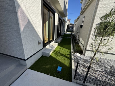 【庭】 | 松戸市栄町８丁目新築戸建【旭町小学校：5分】 | 南側隣地境界スペース