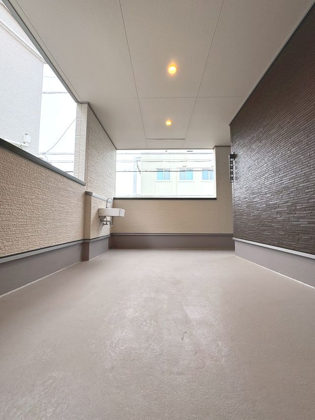 千種区神田町戸建のバルコニー|たくさんの洗濯物や布団を干すことができます。
