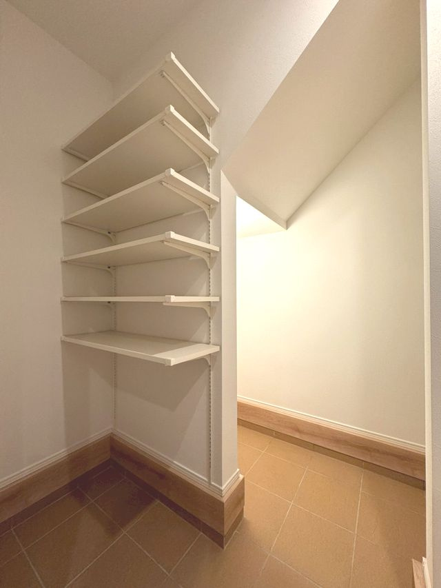 千種区神田町戸建の玄関|玄関の隣にシューズインクローゼットがありますのでたくさん靴が収納できます。
