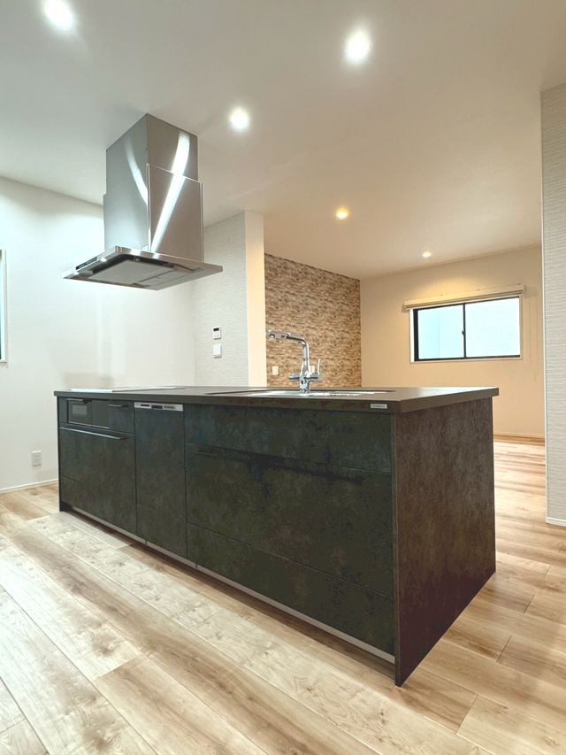 千種区神田町戸建のキッチン|キッチンから室内を見渡すことができます。
