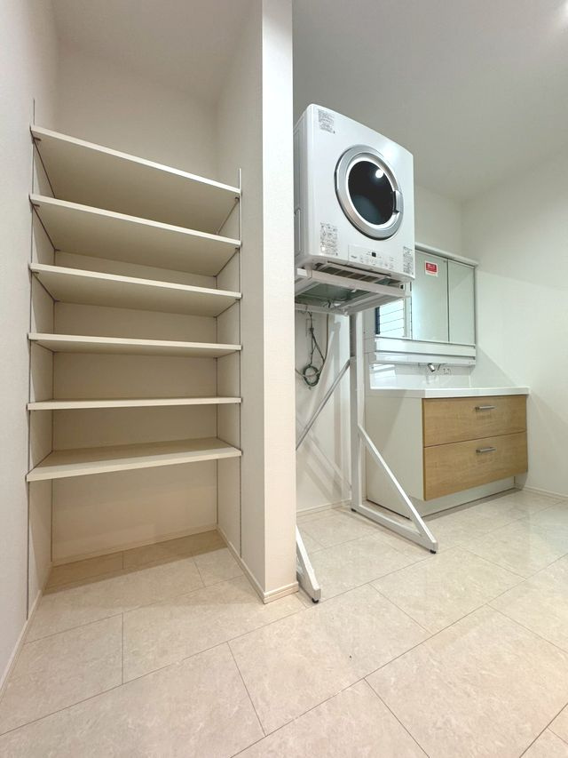 千種区神田町戸建の独立洗面台|忙しい朝の時間でもスムーズに身支度ができます。
