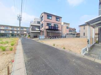 【前面道路含む現地写真】