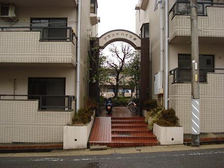 グランドハイツ原Ａ棟のエントランス