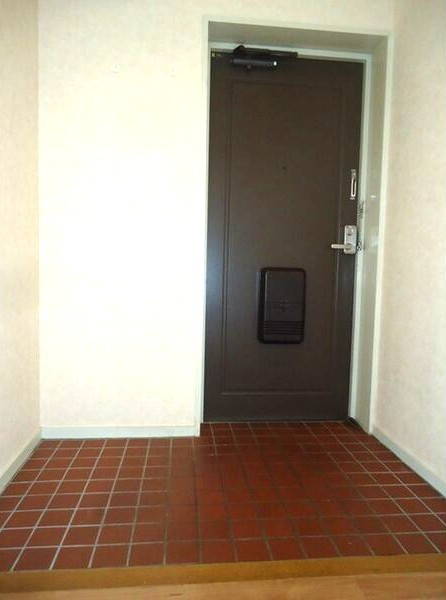 グランドハイツ原Ａ棟の玄関