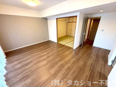 【居間・リビング】 | ゼファー千葉みなとエスパーレ | こちらのリビングで趣味の時間をお楽しみください