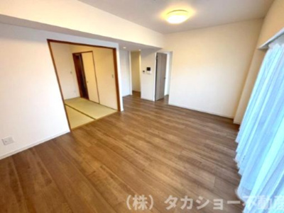 【居間・リビング】 | ゼファー千葉みなとエスパーレ | 家族が集まるリビングは明るく広々しております!!
キッチンは独立しております!