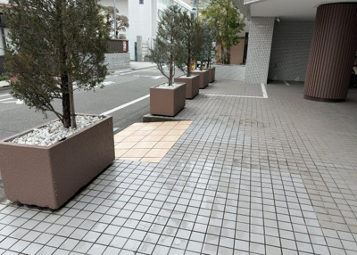 【庭】 | メゾン・ド・ノア天神町 | 物件によっては、入居者が個人的に使用できる専用庭がついているものもあります。また、住宅の中にある土間の部分を庭と呼ぶこともあります。庭の用途は住む人によって変わり、それによってデザインもさまざまです。