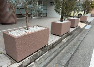 【中庭】 | メゾン・ド・ノア天神町 | 中庭（パティオ）とは、一つの建築物の内部に設けられた、壁などで囲われている庭のことを指します。コの字型、ロの字型が主流ですが、L字型の中庭もあります。最近では、インテリア性の高さからも人気があります。