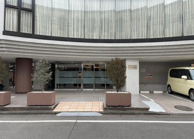 【エントランス】 | メゾン・ド・ノア天神町 | マンションのエントランスには、もともと風よけや防犯の役割がありますが、マンションによって宅配ボックスなどの設備が備わっている所もあります。日々の生活をイメージしながら生活しやすさをチェックしましょう。