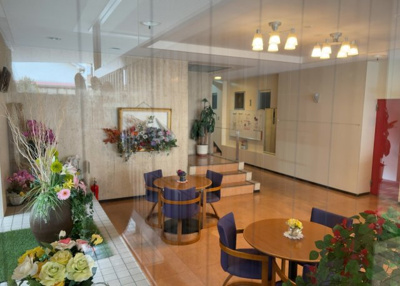 【ロビー】 | メゾン・ド・ノア天神町 | ラウンジは、マンションの共用スペースに椅子やテーブルなどを配置した利用者が寛げる空間です。屋内型ラウンジと屋外型ラウンジがあります。共用部分の管理状況と合わせて、詳細については現地でご確認ください。