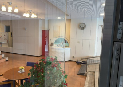 【受付】 | メゾン・ド・ノア天神町 | 受付はマンションコンシェルジュがいる場合もあれば、管理人が滞在する小部屋を総称して呼ぶことがあります。主にエントランスに設置されていることから、防犯面でも期待ができます。防犯設備がない場合はより安心！