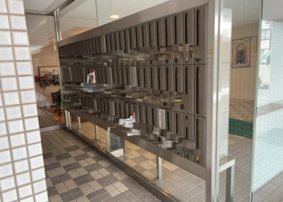 【設備】 | メゾン・ド・ノア天神町 | エントランス付近に設置されている集合ポストは、住んでいる部屋と離れているため、ポストをあさるなど誰かに何かされていても被害に気づきにくいです。入居する時には他人に特定されにくい番号で鍵をかけましょう！