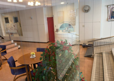 【ロビー】 | メゾン・ド・ノア天神町 | ロビーというと、エントランスと何がちがうの？と思いますよね。実はロビーとエントランスには明確な決まりはありません。物件によっては、エントランスを入って広がるある程度の広さのある空間がロビーとなります。