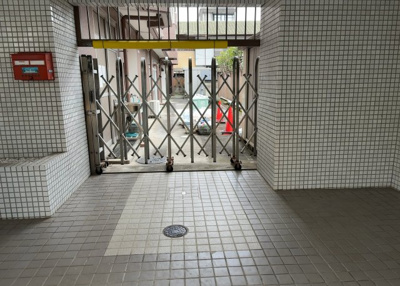 【設備】 | メゾン・ド・ノア天神町 | 共有部分は、住民なら誰もが使える設備のこと。例えば駐車場やエレベーター、インターネット設備、セキュリティ設備などがあります。他にも、マンションの廊下・外部階段やエントランス・ゴミ置き場などがあります。