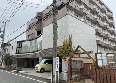 【現況写真】 | メゾン・ド・ノア天神町 | 道幅が広い場所は日当たりや風通が良好です。幅が広いのですれ違いも可能ですし大きな車でも駐車可能！一方で、大型車が通ることも多くなるため交通量の増加により騒音に繋がります。また土地の値段が高くなります。