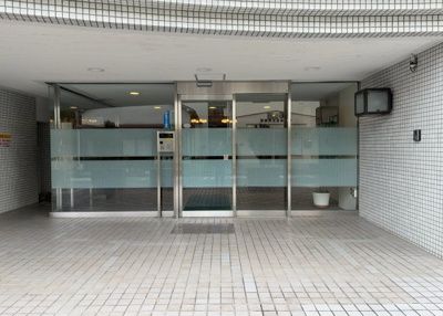 【玄関】 | メゾン・ド・ノア天神町 | 玄関は家の顔でもあり、家族以外の目にも止まる場所です。玄関は外との間を仕切る扉、靴などをしまっておく収納スペース、靴脱ぎのたたきスペース、来客とのやり取りをするドアホンなど複数のアイテムからなります。