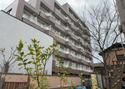 【バルコニー】 | メゾン・ド・ノア天神町 | 一般的なバルコニーは、奥行1.5ｍ程ですが、ワイルドバルコニーは2ｍまで広がっています。そのため洗濯物の間隔をあけ干すことができ、乾きやすいというメリットや、ガーデニングが楽しめる等の特徴があります。