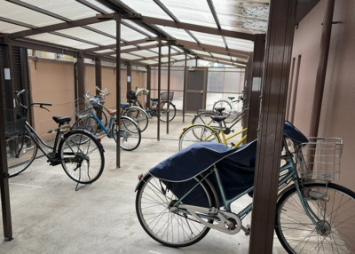 【駐車場】 | メゾン・ド・ノア天神町 | 車一台あたりに必要なスペースは、標準サイズの普通自動車で横幅2m50cm、長さ5mは必要になります。ただし、乗降のことも考慮して横幅3m30cm、長さ5m50cmほどは確保できるところを選びましょう。