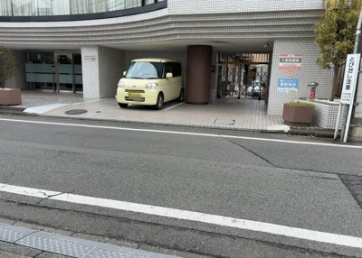 【駐車場】 | メゾン・ド・ノア天神町 | 駐車場と明記されていても、最小スペースでつくられた駐車場だと大型車は駐車できなかったり、出入りしにくくなったりする可能性があります。お車のサイズと購入したい物件の駐車場のサイズを現地で確認しましょう。