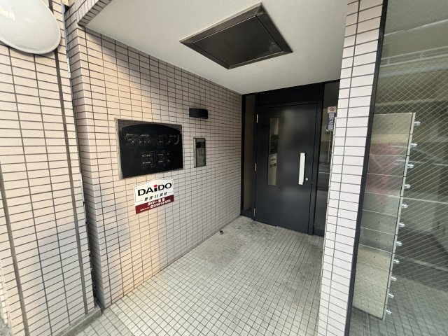 ダイドーメゾン岡本のエントランス
