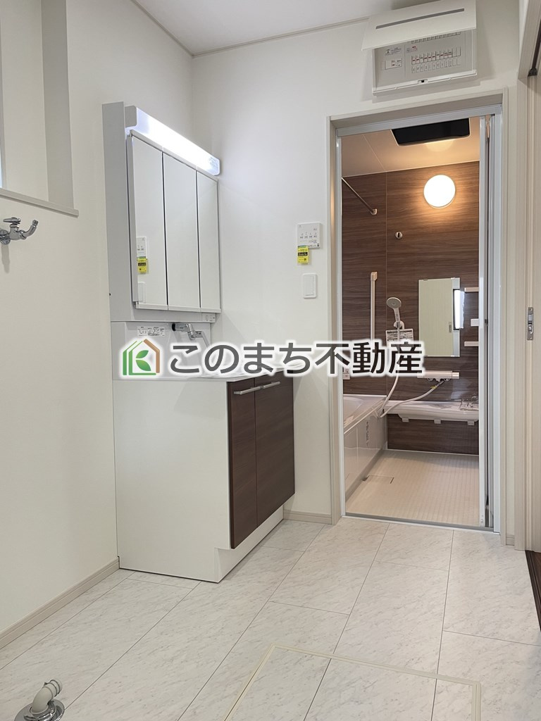 いろどりアイタウン栃木市平柳町3丁目22-P2の洗面所|同社施工物件の写真です。※建具やフローリング、その他仕様が違う場合がございます。シャンプードレッサーで朝の身支度♪伸びるホースでお掃除も簡単清潔です！