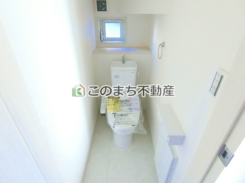 いろどりアイタウン栃木市平柳町3丁目22-P2のトイレ|小窓から換気ができて清潔なトイレスペース☆