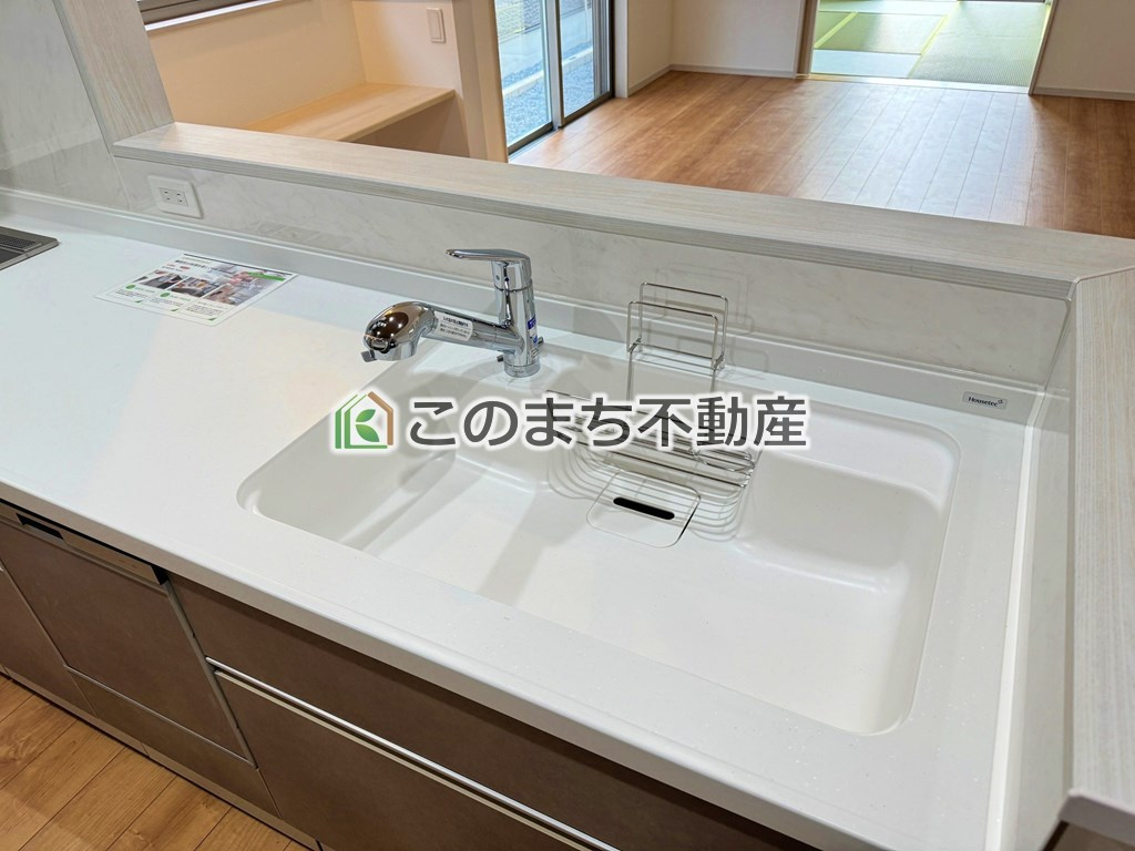 いろどりアイタウン栃木市平柳町3丁目22-P2のキッチン|同社施工物件の写真です。※建具やフローリング、その他仕様が違う場合がございます。