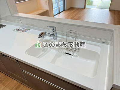 【キッチン】 | いろどりアイタウン栃木市平柳町3丁目22-P2　1号棟 | 同社施工物件の写真です。※建具やフローリング、その他仕様が違う場合がございます。