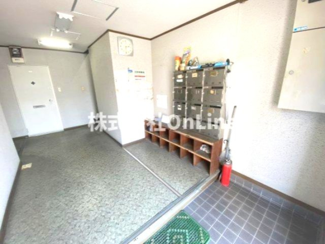 八尾市東山本町５丁目の賃貸マンションのエントランス
