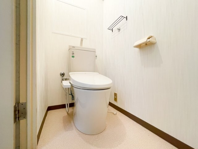 サニーハイツ御影のトイレ|白を基調とした落ち着いた空間となっております。
嬉しい温水洗浄便座です。