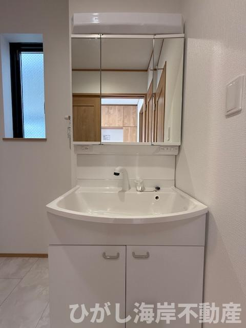 茅ヶ崎市香川5丁目　新築戸建　の独立洗面台|三面鏡化粧台