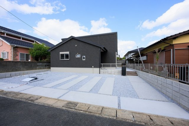 サンコート 飯塚市枝国　新築一戸建ての外観|駐車場は並列3~4台♪
【飯塚市　新築一戸建て】