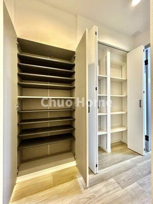 【玄関】 | ニューライフマンション木場 | 【玄関】玄関には大型のシューズクローゼットを設置しておりますのでいつでもスッキリりとした空間を保てます。玄関周りを清潔に使うのはとても大事なことですよね。