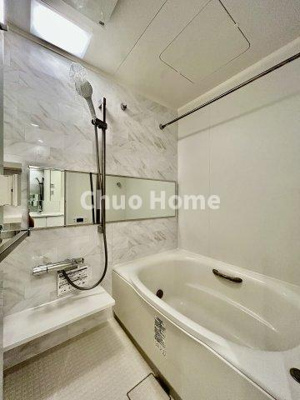 【浴室】 | ニューライフマンション木場 | 【バスルーム】暖房換気乾燥機付きシステムバスルーム。暖房・冷風・換気・乾燥など、毎日を快適に過ごせるうれしい機能が揃っています。雨の日の洗濯物も安心です。