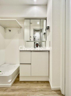 【独立洗面台】 | ニューライフマンション木場 | 【洗面化粧台】洗面化粧台には三面鏡を採用。身だしなみを整えやすい事はもちろんですが、鏡の後ろに収納スペースを設ける事により、散らかりやすい洗面スペースをすっきりさせる事が出来るのも嬉しいですね