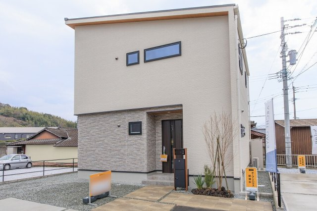 アーキデイズ　飯塚市平恒　新築一戸建ての外観|駐車場は並列2台♪
【飯塚市　新築一戸建て】