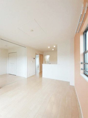 【居間・リビング】 | グローリー戸島Ⅰ | ゆったり過ごせる居間です