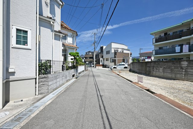 シャルムコート・ジョン富松町4丁目│建築条件付売土地の前面道路含む現地写真|前面道路幅員は南西側に約6ｍ幅です。