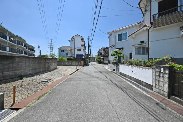 シャルムコート・ジョン富松町4丁目│建築条件付売土地の前面道路含む現地写真|前面道路幅員は南西側に約6ｍ幅です。