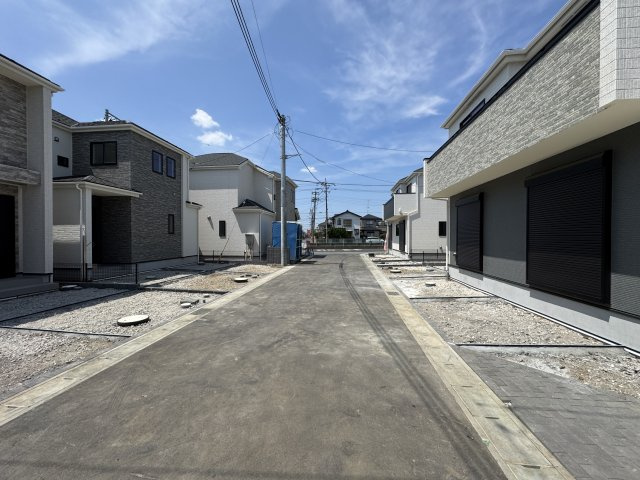 松戸市栄町８丁目新築戸建【旭町小学校：5分】の前面道路含む現地写真|南側前面道路