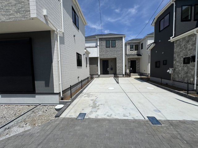松戸市栄町８丁目新築戸建【旭町小学校：5分】の駐車場|E号棟駐車スペース・縦列2台駐車可
